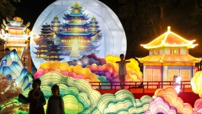 2025“青岛之夏”艺术灯会开幕